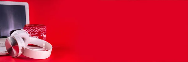 Composición Roja Festiva Con Computadora Portátil Blanca Auriculares Taza Grande —  Fotos de Stock
