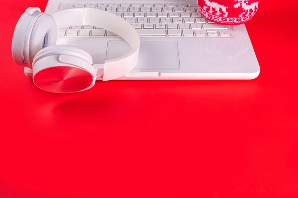Composición Roja Festiva Con Computadora Portátil Blanca Auriculares Taza Grande —  Fotos de Stock