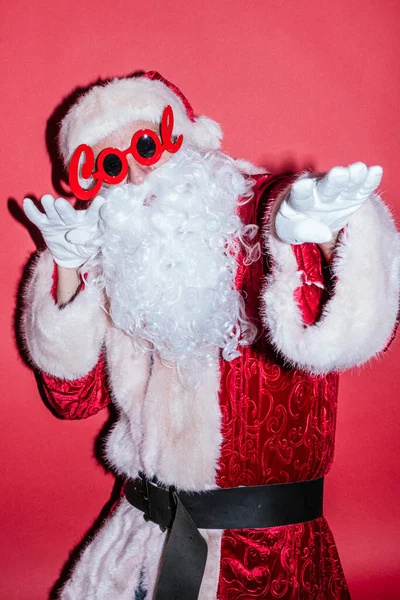 Homem Vestido Papai Noel Gesticulando Com Óculos Engraçados — Fotografia de Stock