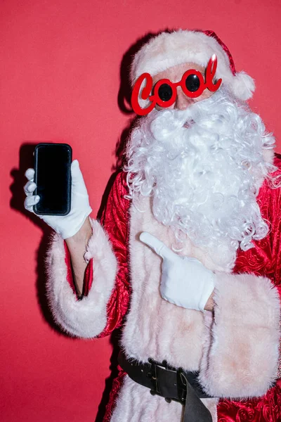 Homem Vestido Papai Noel Usando Telefone Inteligente Com Óculos Engraçados — Fotografia de Stock