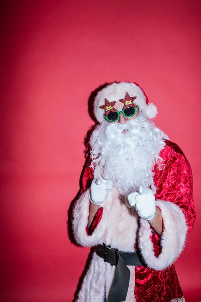 Człowiek Ubrany Jak Święty Mikołaj Gestykulujący Śmieszne Okulary — Zdjęcie stockowe