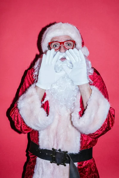 Homem Vestido Papai Noel Gesticulando Com Óculos Engraçados — Fotografia de Stock