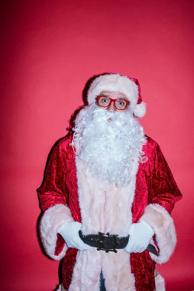 Homem Vestido Papai Noel Gesticulando Com Óculos Engraçados — Fotografia de Stock