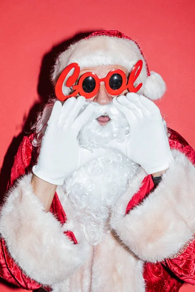 Человек Костюме Санта Клауса Смешных Очках — стоковое фото