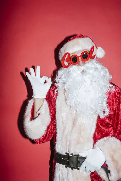 Homem Vestido Papai Noel Gesticulando Com Óculos Engraçados — Fotografia de Stock