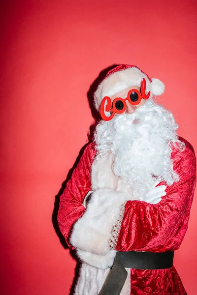 Homem Vestido Papai Noel Gesticulando Com Óculos Engraçados — Fotografia de Stock