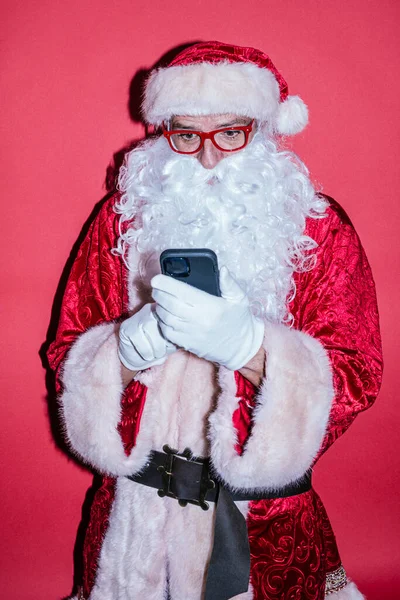 Homem Vestido Papai Noel Usando Telefone Inteligente Com Óculos Engraçados — Fotografia de Stock