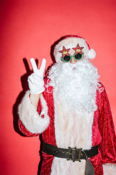 Homem Vestido Papai Noel Gesticulando Com Óculos Engraçados — Fotografia de Stock