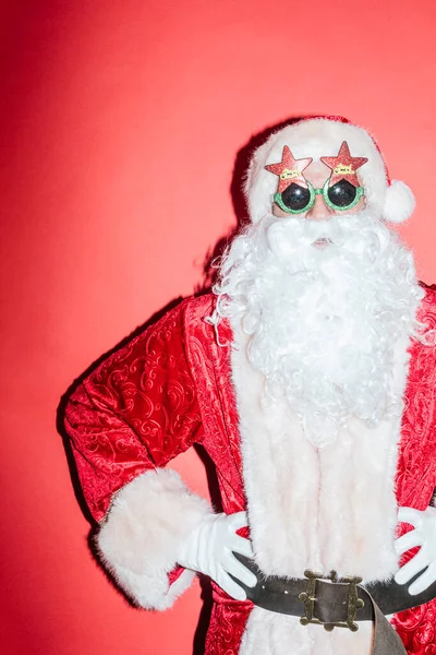 Homem Vestido Papai Noel Gesticulando Com Óculos Engraçados — Fotografia de Stock