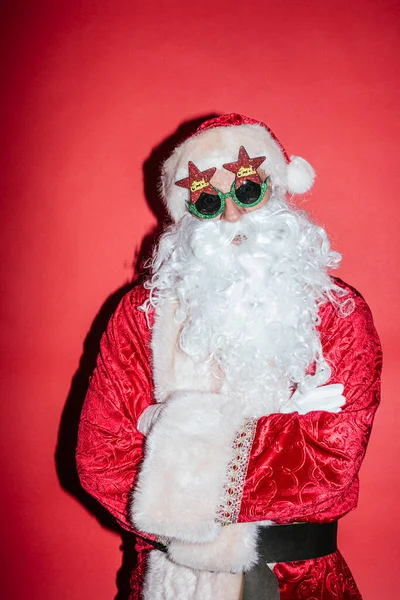 Человек Костюме Санта Клауса Смешных Очках — стоковое фото