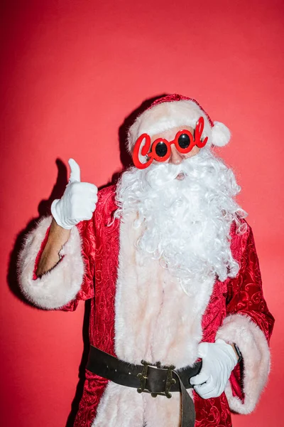 Als Weihnachtsmann Verkleideter Mann Gestikuliert Mit Lustiger Brille — Stockfoto