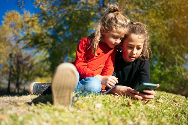 Två Lyckliga Barn Flickan Har Smartphone — Stockfoto