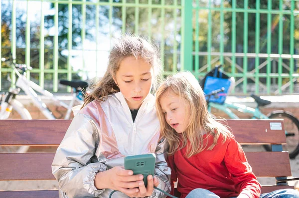 Двоє Щасливих Дітей Дівчина Тримає Смартфон — стокове фото