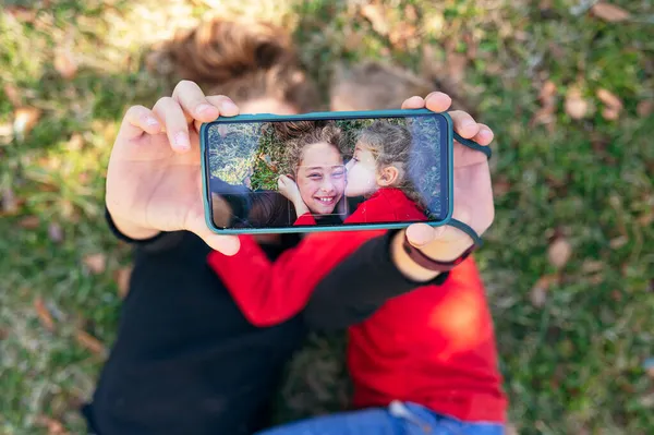 Dos Niños Felices Chica Sostiene Teléfono Inteligente Toman Una Foto — Foto de Stock