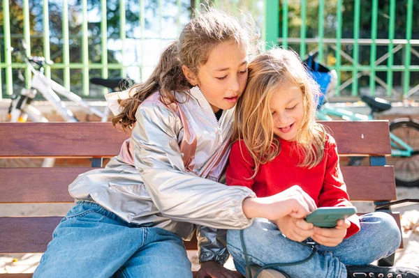 Två Lyckliga Barn Pojken Har Smartphone — Stockfoto