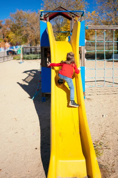 Küçük Çocuk Kaydırak Rampasında Zıplıyor — Stok fotoğraf