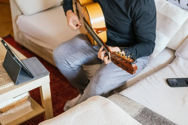 Homem Tendo Aulas Guitarra Casa — Fotografia de Stock
