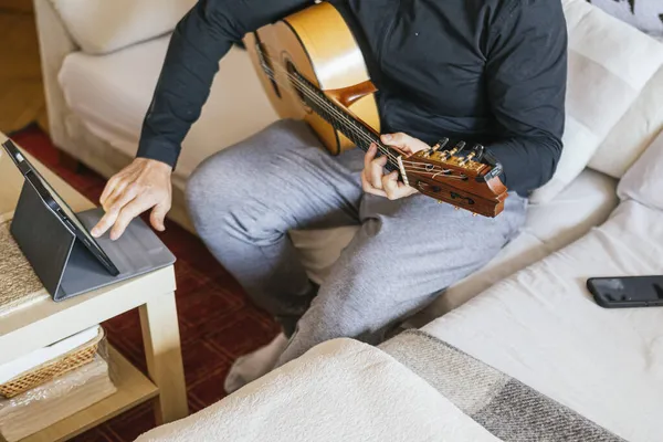 Człowiek Biorący Lekcje Gry Gitarze Domu — Zdjęcie stockowe