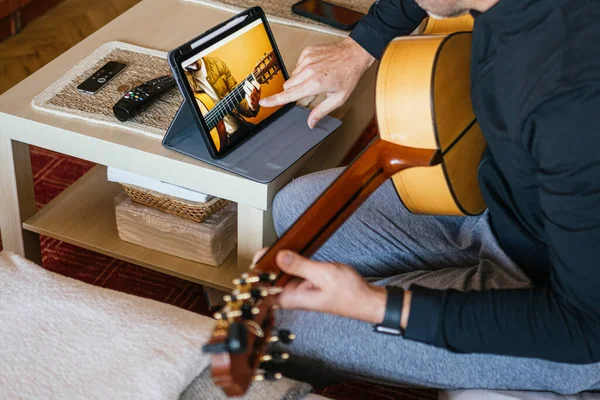 Hombre Tomando Clases Guitarra Casa — Foto de Stock