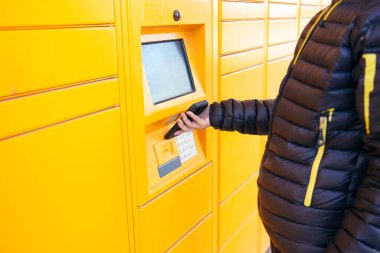 Paket teslimat servisinde barkodu tarayan tanınmayan bir kadın..