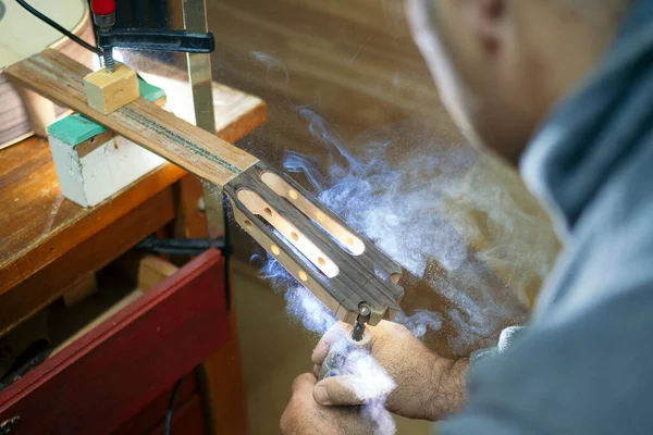 Man Working Workshop Musical Instruments Guitars — Fotografia de Stock