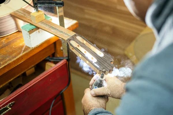 Man Aan Het Werk Een Workshop Met Muziekinstrumenten Gitaren — Stockfoto