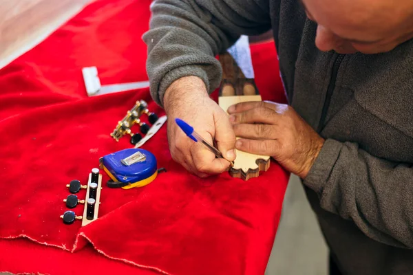 Man Aan Het Werk Een Workshop Met Muziekinstrumenten Gitaren — Stockfoto