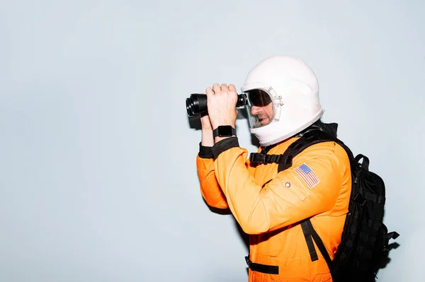Dürbün Kullanan Astronot Kasklı Bir Adam — Stok fotoğraf