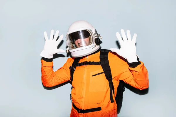 Astronot Kasklı Bir Adam Yoğun Işıkla Göz Kamaştırıyor — Stok fotoğraf