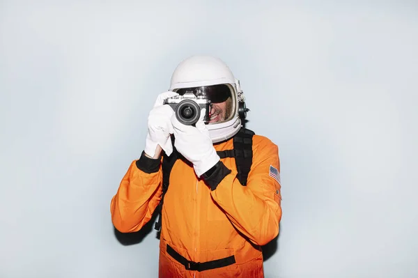 带着宇航员头盔的人拿着相机拍照 — 图库照片