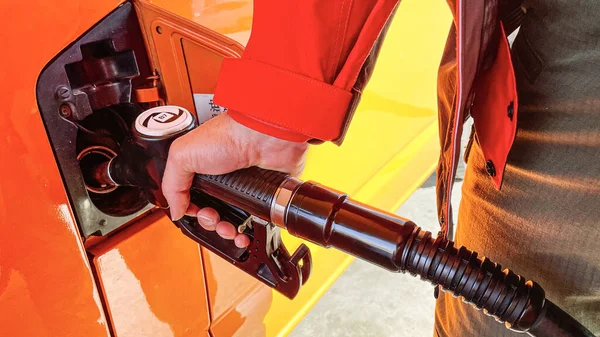 Ręka Człowieka Napełniająca Zbiornik Jego Pojazdu Wężem Stacji Benzynowej — Zdjęcie stockowe