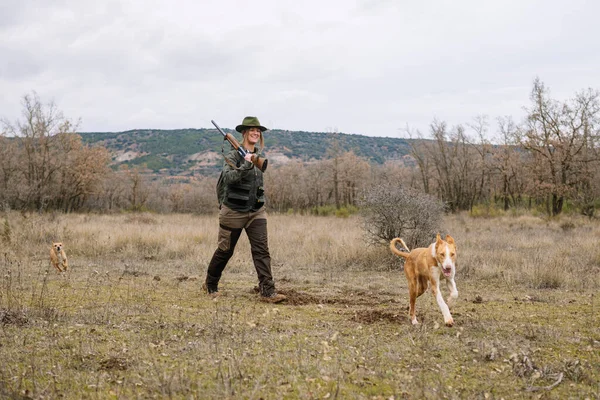 Hunter Woman Shotgun Hunting Field — стоковое фото