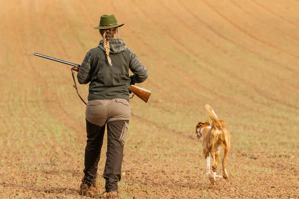 Jägerin Mit Schrotflinte Auf Jagd Feld — Stockfoto