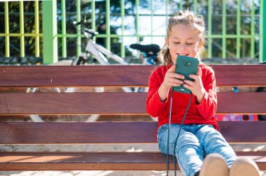 Küçük çocuk akıllı telefon kullanıyor.