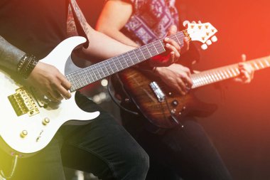 Canlı konserde iki gitarist sahne alacak..