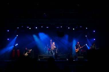Rock grubu seyircilerin önünde konser veriyor..
