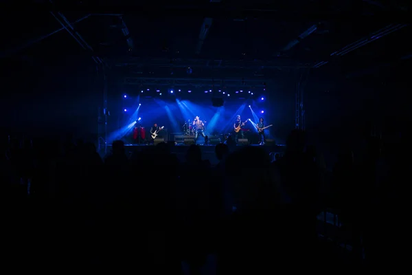 Rockgruppe Tritt Bei Live Konzert Vor Publikum Auf — Stockfoto