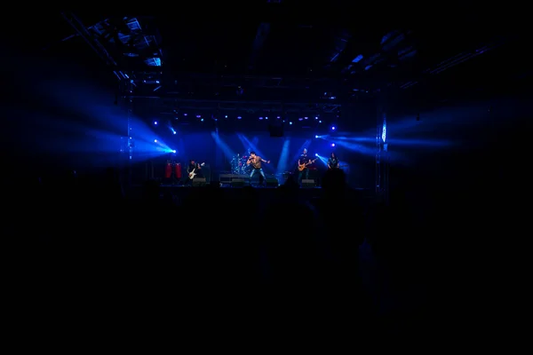 Rockgruppe Tritt Bei Live Konzert Vor Publikum Auf — Stockfoto