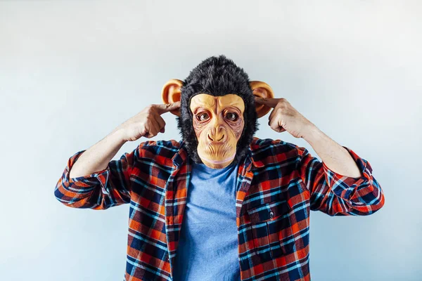 Człowiek Masce Małpy Gestykuluje — Zdjęcie stockowe