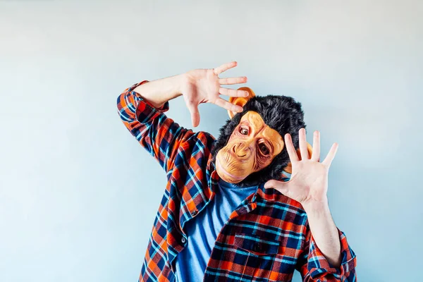 Homem Com Máscara Macaco Gesticulando — Fotografia de Stock