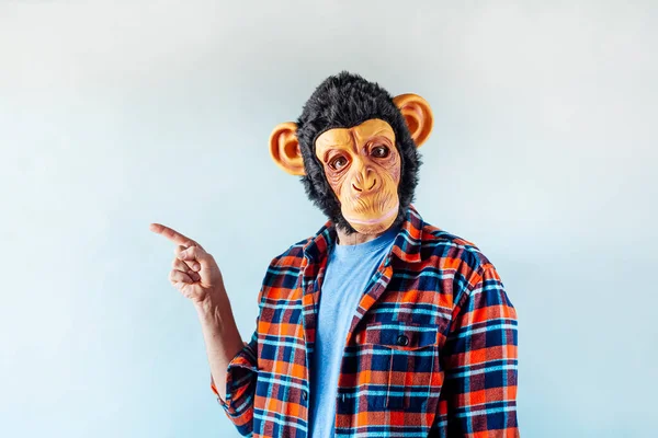 猿のマスクをした男 — ストック写真