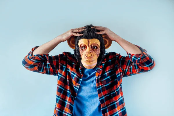 Hombre Con Máscara Mono Gesto — Foto de Stock