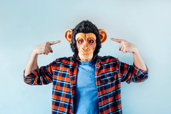 Mann Mit Affenmaske Gestikuliert — Stockfoto