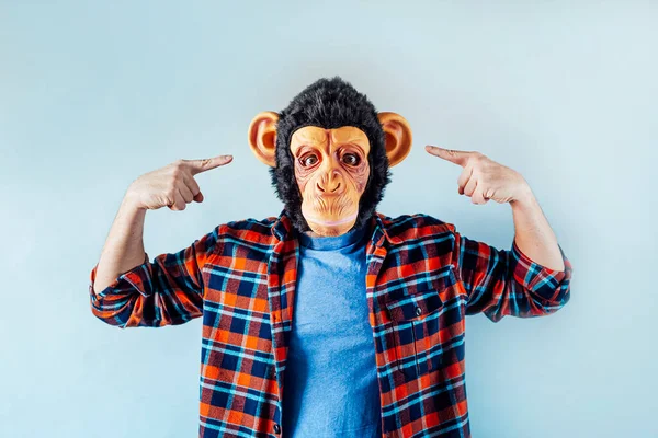 Hombre Con Máscara Mono Gesto — Foto de Stock