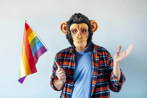 Maymun Maskeli Adam Gay Bayrağı Taşıyor — Stok fotoğraf