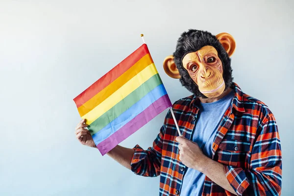 男で猿のマスクを保持ゲイのフラグ — ストック写真