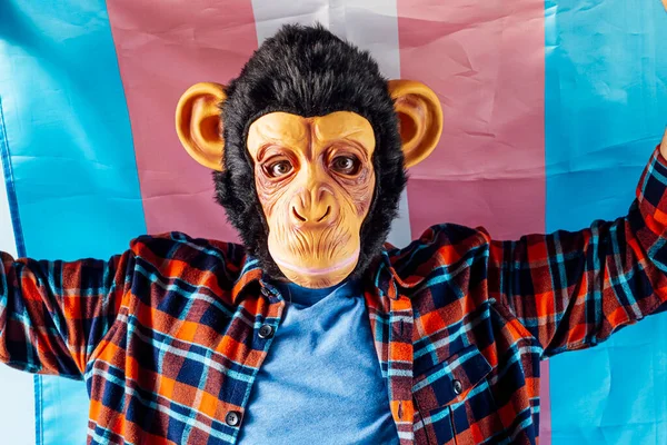 Чоловік Мавпці Тримає Гей Прапор — стокове фото