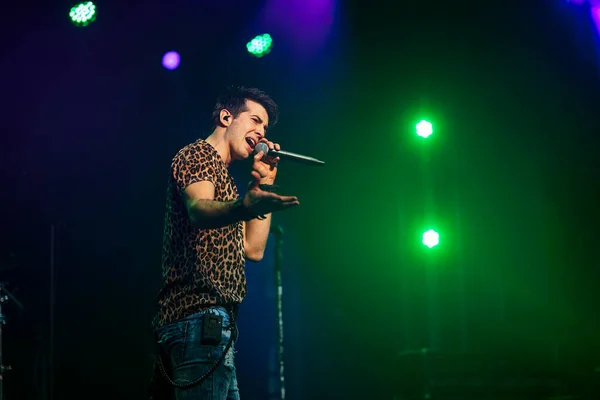 ライブで観客の前で歌うアーティスト — ストック写真