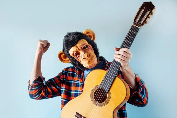 Macaco Com Uma Guitarra Espanhola — Fotografia de Stock