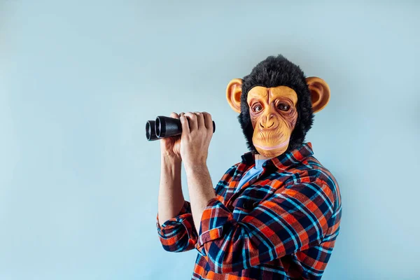 Mann Mit Affenmaske Mit Fernglas — Stockfoto